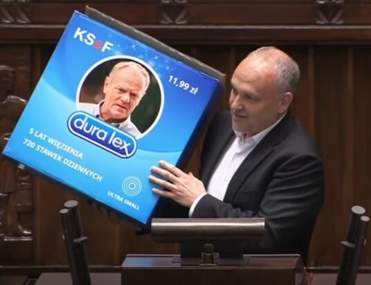 Wielkie opakowanie prezerwatyw i dryfujący balon. Sejmowa akcja bielskiego posła | WIDEO