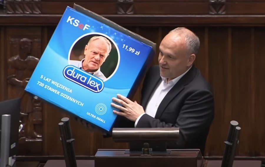 Wielkie opakowanie prezerwatyw i dryfujący balon. Sejmowa akcja bielskiego posła | WIDEO