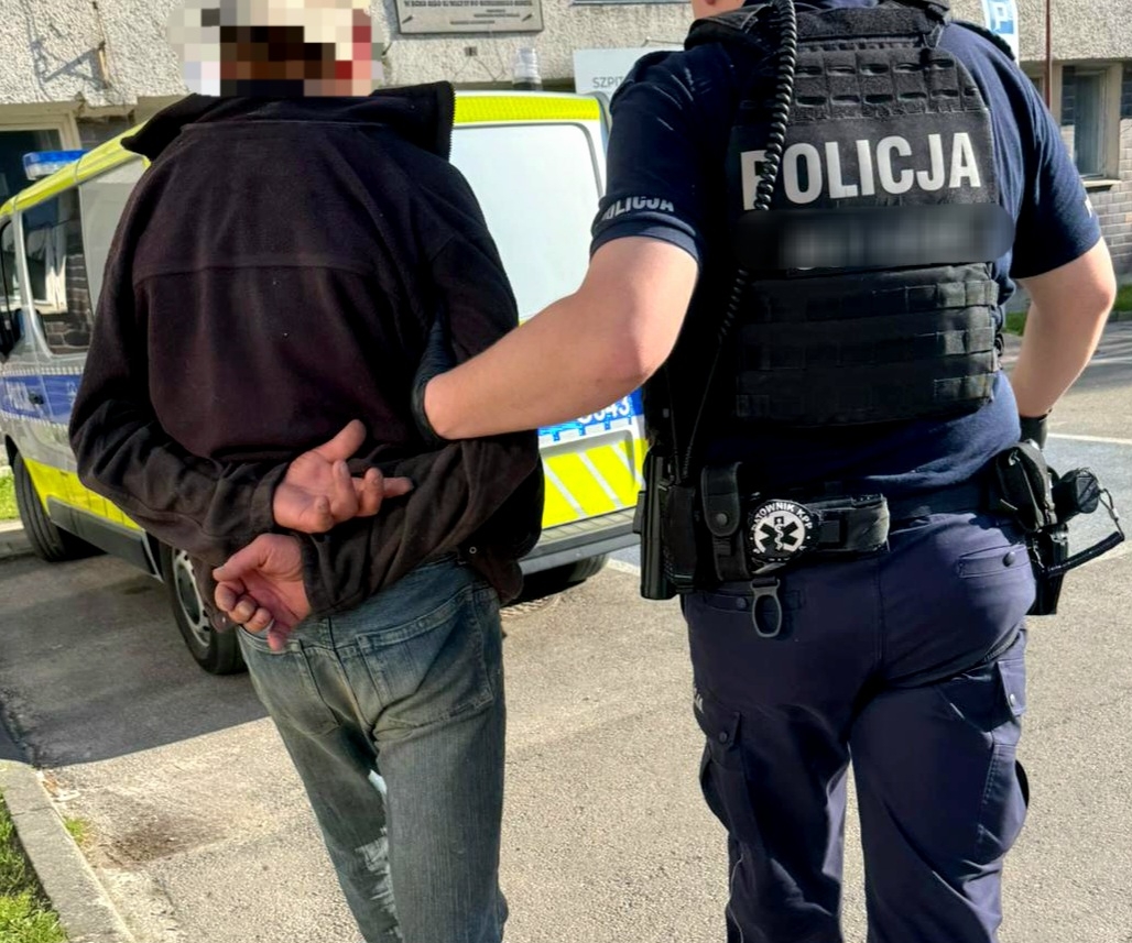 Krewki 62-latek groził policjantom maczetą