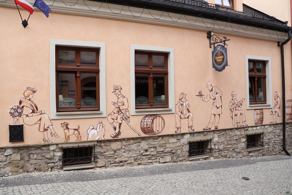 Z góralem, kelnerką, herbatą i zupą. Kolejny mural w Bielsku-Białej