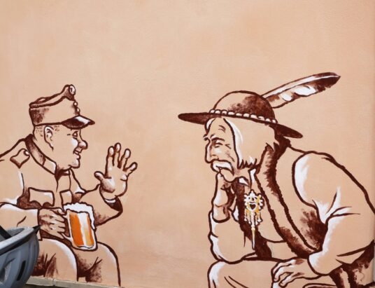 Z góralem, kelnerką, herbatą i zupą. Kolejny mural w Bielsku-Białej