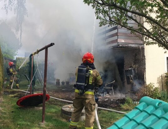 Pożar na ulicy Stefanki. Sześć zastępów straży w akcji