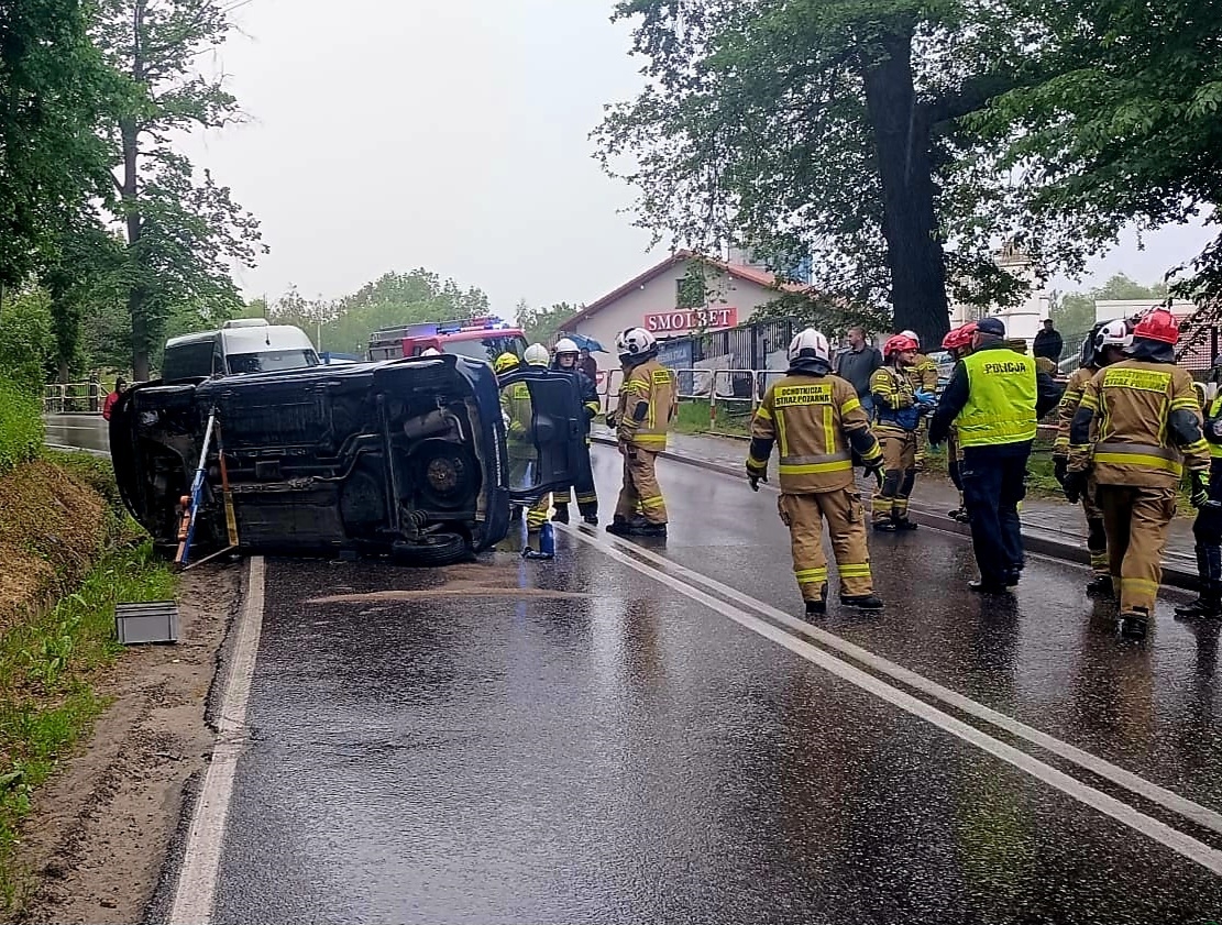 Nie dostosowała prędkości i wylądowała w rowie