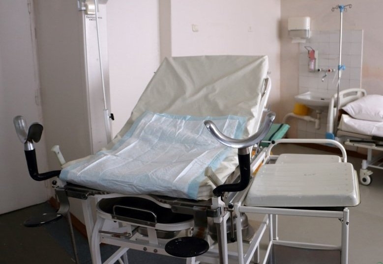 „Leczył” wątpliwymi metodami, zalecał ziołowe tampony. Zarzuty dla naturopaty