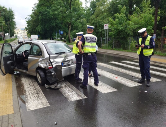 Z impetem wjechał w samochód! Potrącony pieszy | ZDJĘCIA