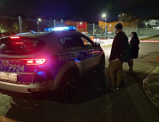 Nocny alarm na stadionie. Głośny komunikat o ewakuacji wystraszył ludzi
