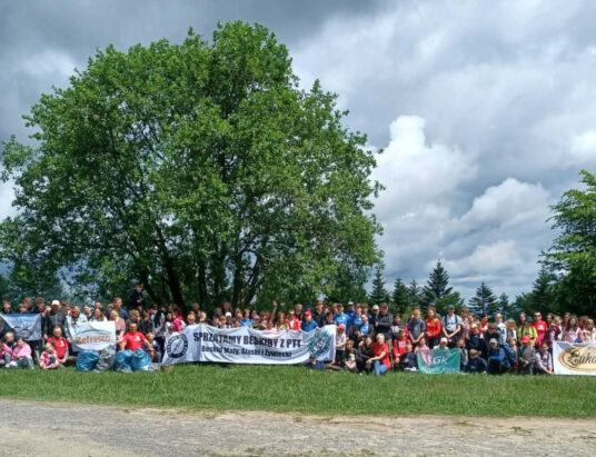 200 uczestników i 700 litrów odpadów. Finał akcji „Sprzątamy Beskidy z PTT 2026” na Magurce Wilkowickiej