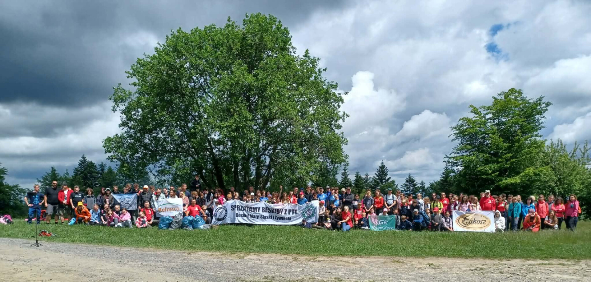 200 uczestników i 700 litrów odpadów. Finał akcji „Sprzątamy Beskidy z PTT 2026” na Magurce Wilkowickiej