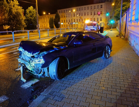 Z ostatniej chwili: Samochód uderzył w budynek. Zdarzenie zauważył operator monitoringu | ZDJĘCIA