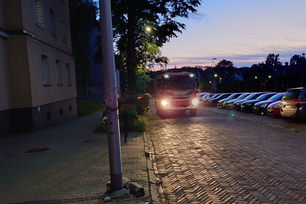 Czujniki tlenku węgla alarmowały lokatorów. Kilkadziesiąt wyjazdów strażaków – foto