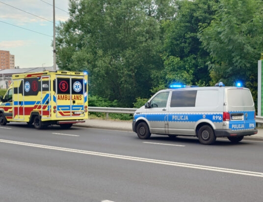 Zgłoszono wypadek na ulicy. Do szpitala odwieziono mężczyznę