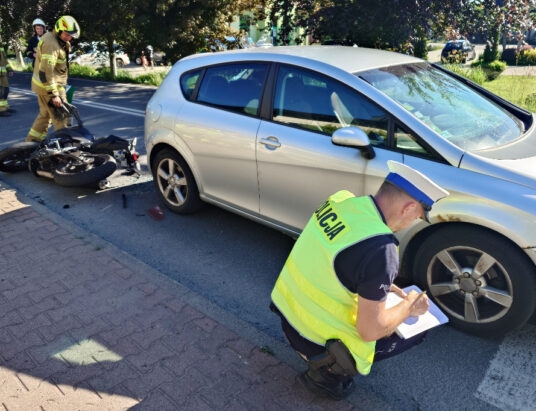 Zderzenie motocyklisty z samochodem. Nastolatek przeleciał nad autem! ZDJĘCIA