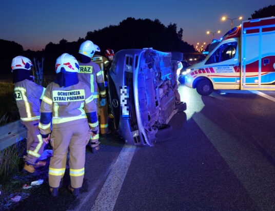 Pijany przeleciał autem nad barierą i spadł na przeciwny pas | ZDJĘCIA