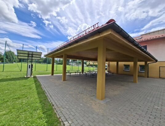 Wiata rekreacyjna w Pogórzu już gotowa. Powstała także stacja ładowania e-rowerów