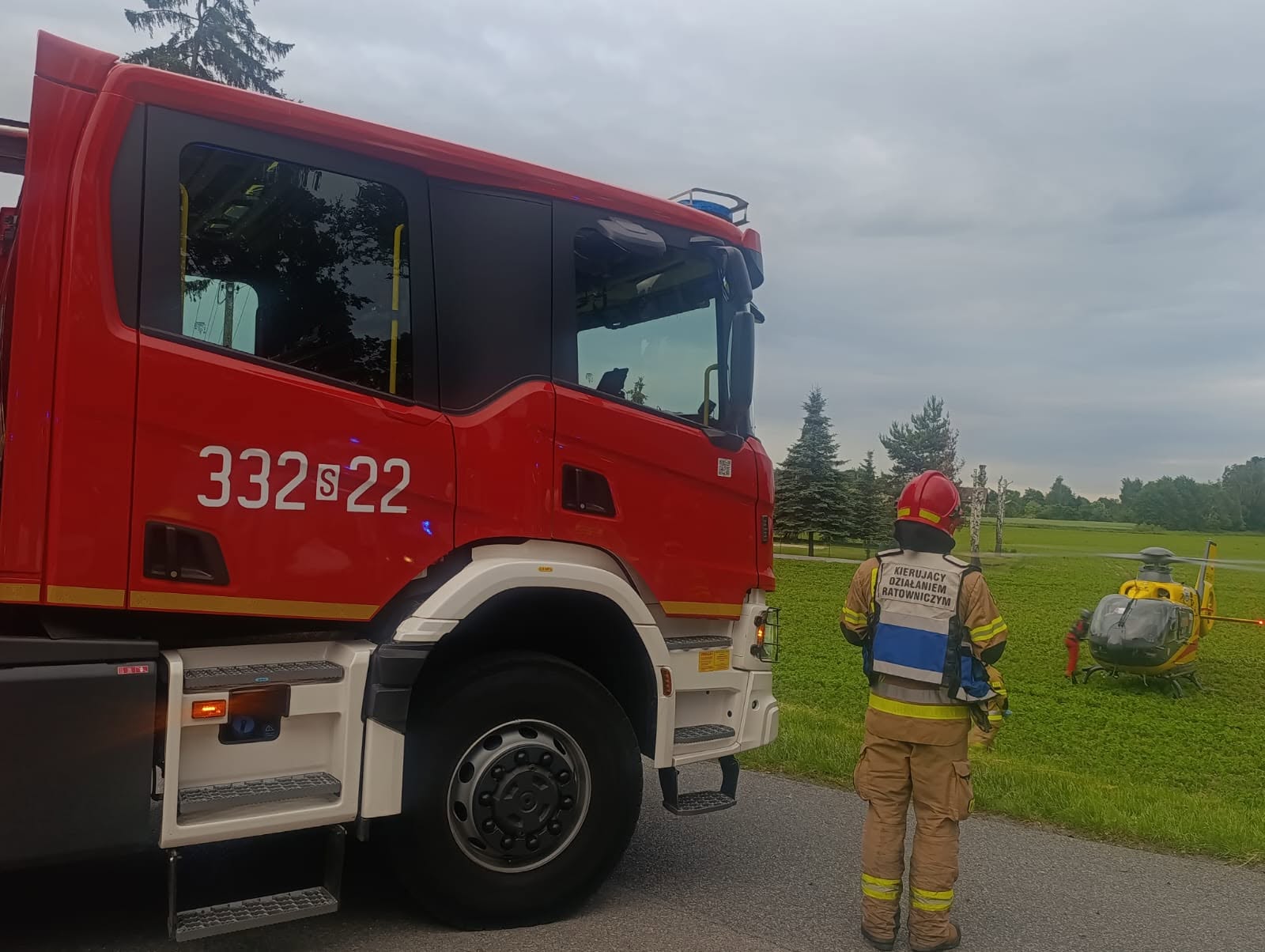 Samochód uderzył bokiem w drzewo. Pięć osób trafiło do szpitali