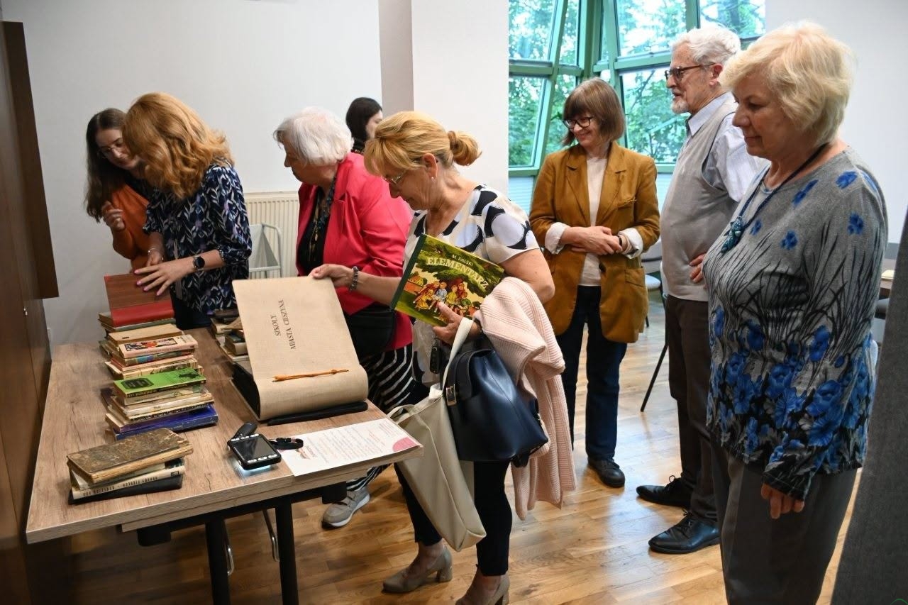 Dawne podręczniki, książki kucharskie i bestsellery PRL. Książnica Cieszyńska ożywia wspomnienia