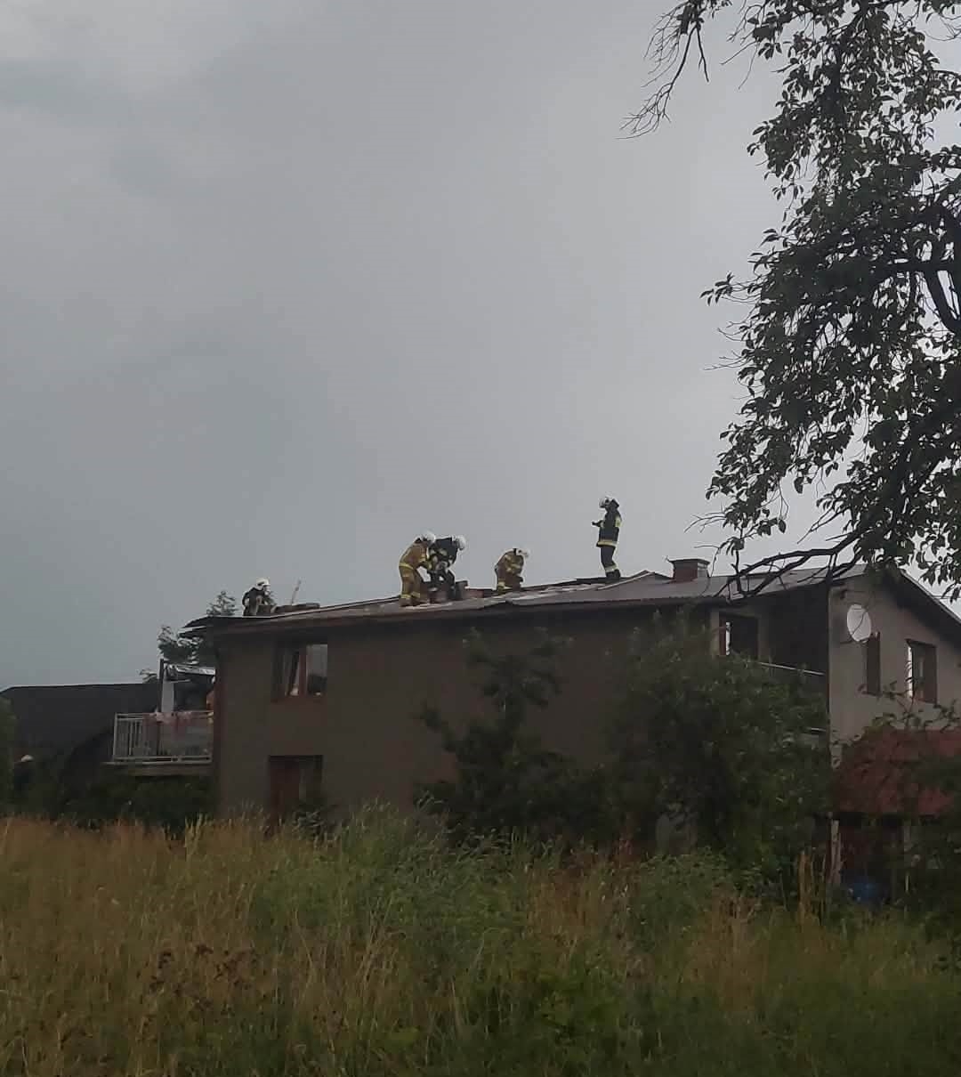 Burza dała się we znaki mieszkańcom powiatu cieszyńskiego. Strażacy usuwają skutki żywiołu