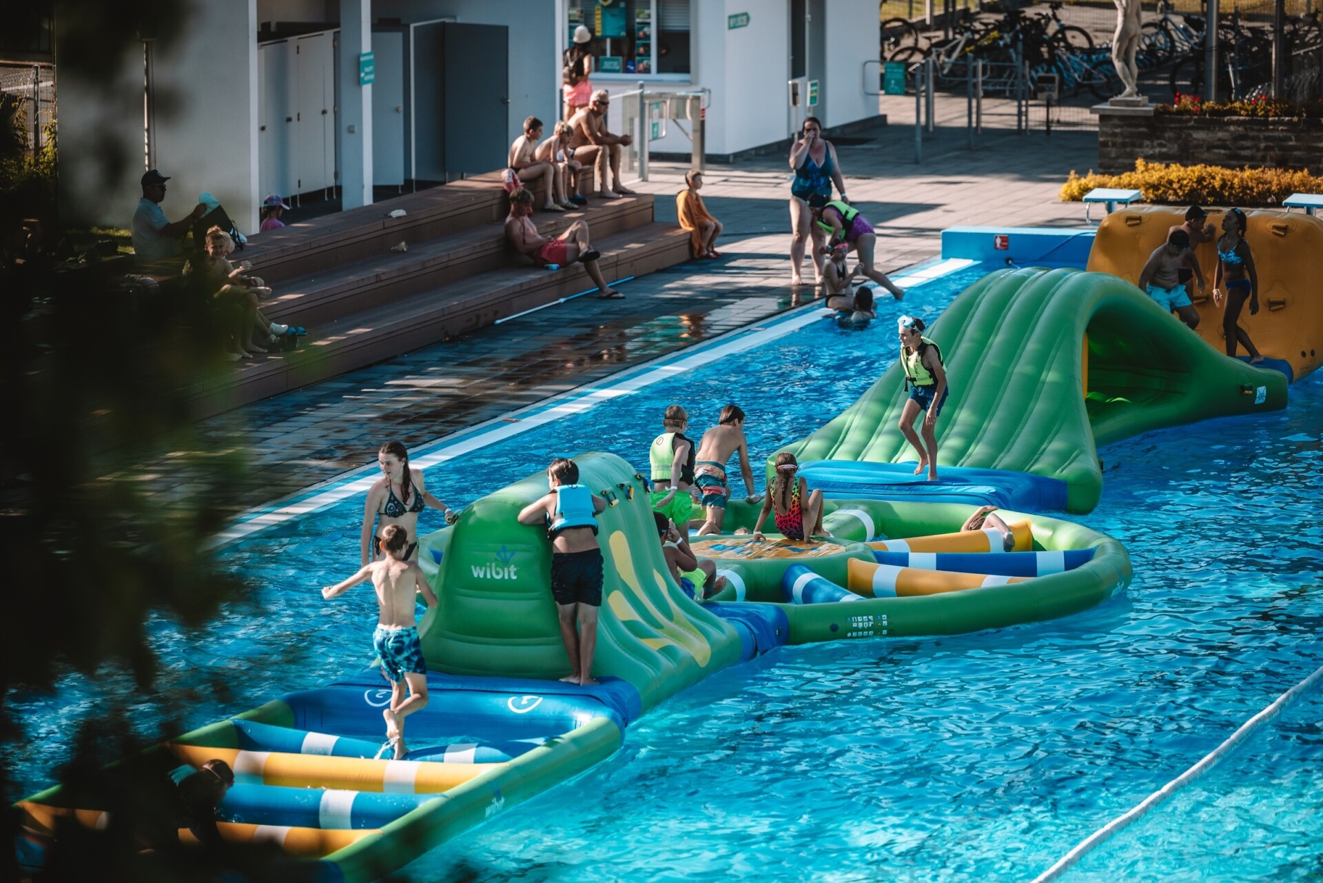 Baseny Wisła rozpoczynają sezon letni. Nowe jacuzzi, wodny tor przeszkód i promocyjne bilety na otwarcie