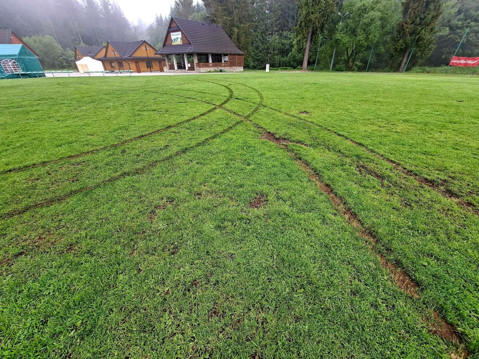 Zniszczona murawa boiska w Istebnej. GOK prosi świadków o pomoc