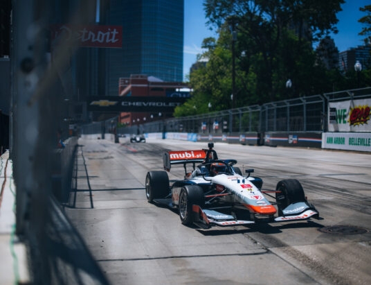 Tymek Kucharczyk na podium w szalonym wyścigu po ulicach Detroit