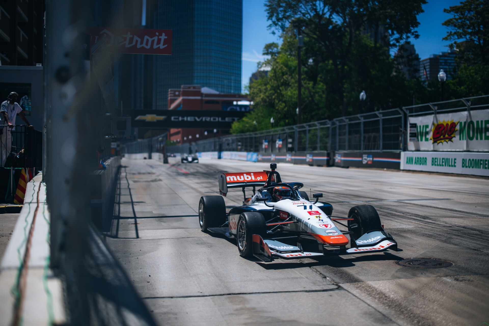 Tymek Kucharczyk na podium w szalonym wyścigu po ulicach Detroit