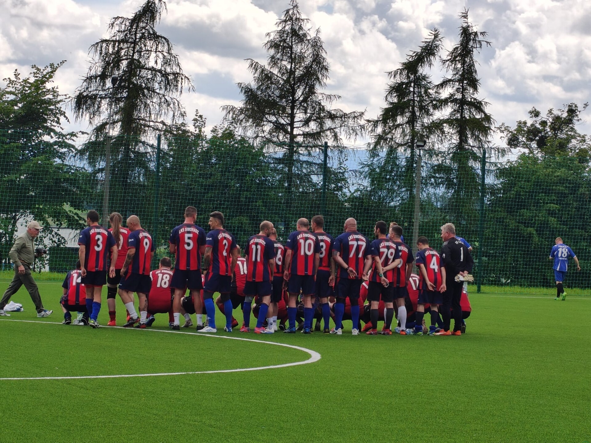 Simoradz świętował otwarcie nowego boiska. Oldboje i samorządowcy zagrali w wyjątkowym meczu | ZDJĘCIA