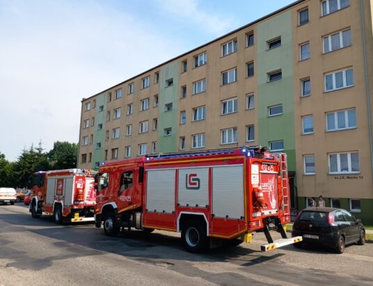 Zapach gazu w bloku przy ul. ks. Mocko w Skoczowie. Strażacy nie wykryli zagrożenia