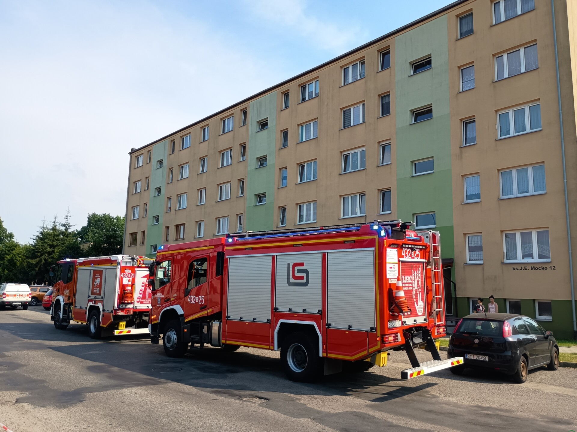 Zapach gazu w bloku przy ul. ks. Mocko w Skoczowie. Strażacy nie wykryli zagrożenia