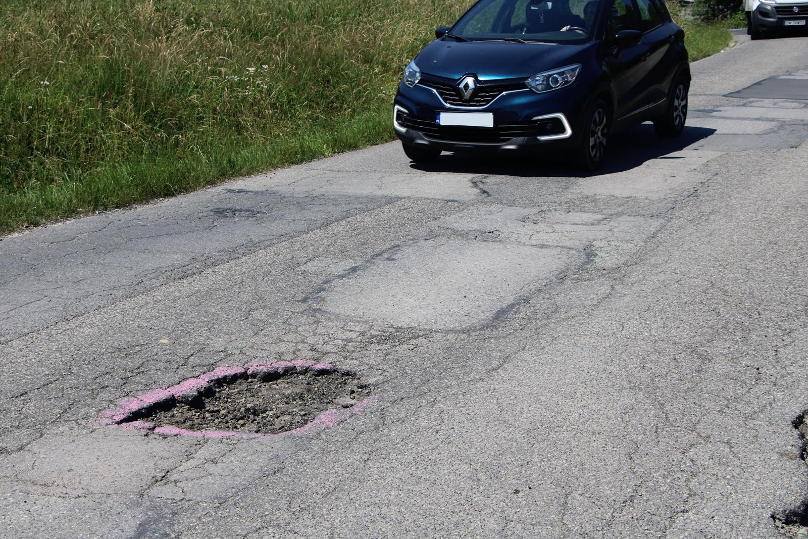 Powiatowe dziury na Żywiecczyźnie straszą! Wstyd i kpina! – ZDJĘCIA