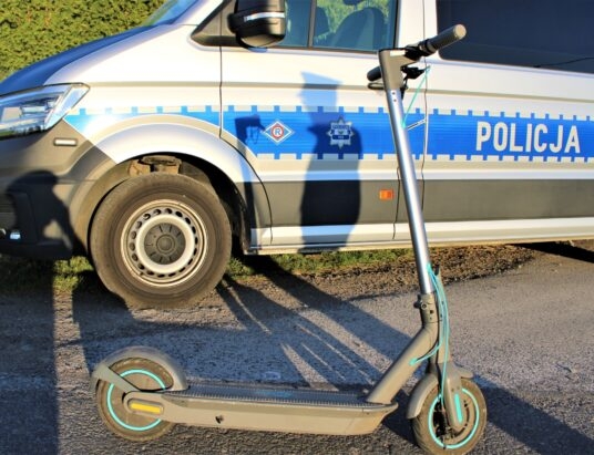 15-latek jechał na hulajnodze elektrycznej bez blokady i bez kasku. Mandat dostał rodzic