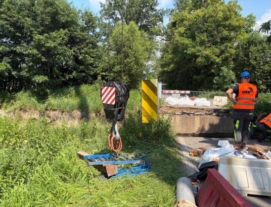 Po zawaleniu mostu w Dębowcu prokuratura bada, czy doszło do rażącego przekroczenia tonażu