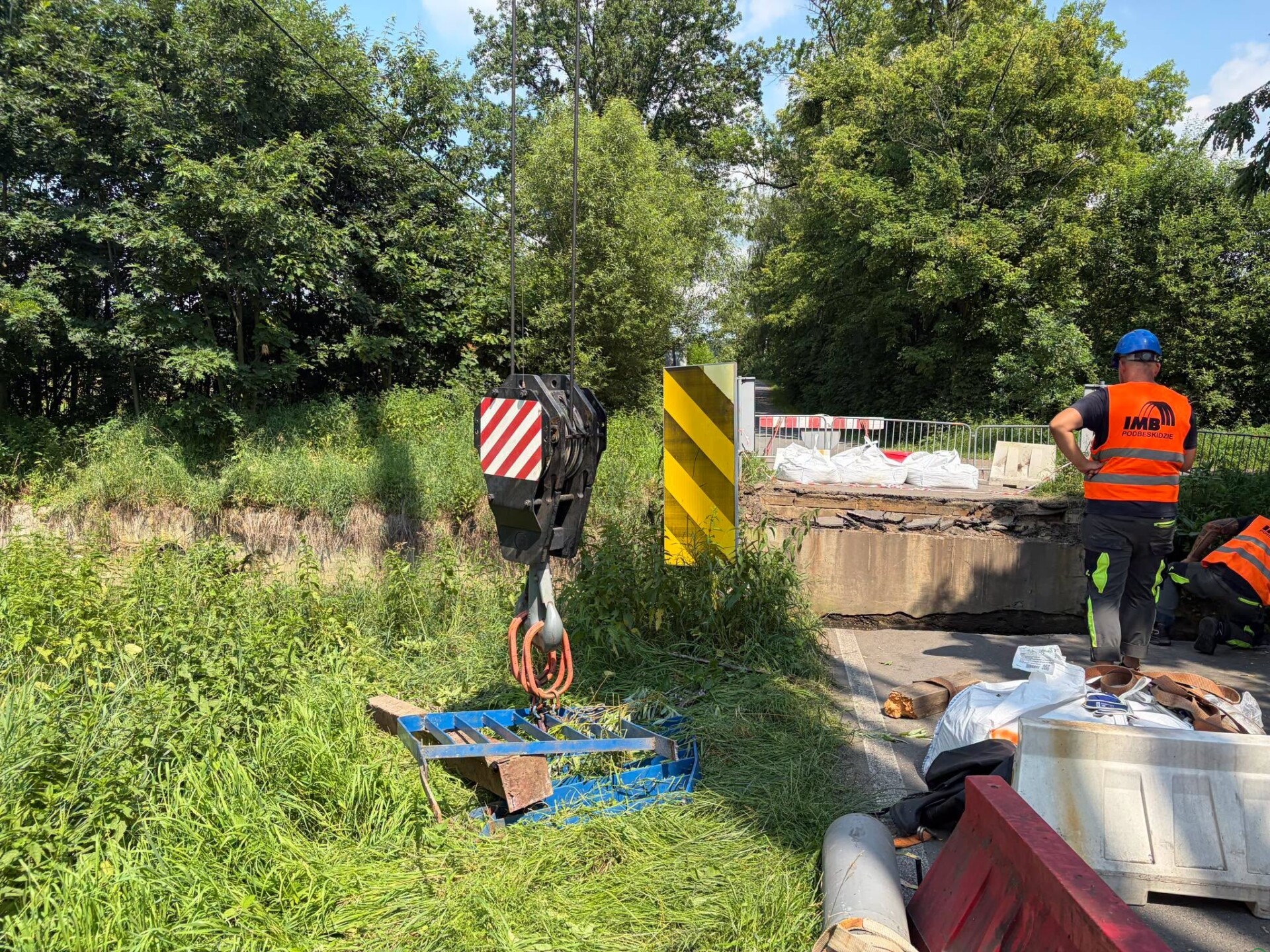 Po zawaleniu mostu w Dębowcu prokuratura bada, czy doszło do rażącego przekroczenia tonażu