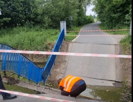 Dębowiec: Zawalił się most na ul. Szkolnej. Droga jest całkowicie nieprzejezdna | WIDEO