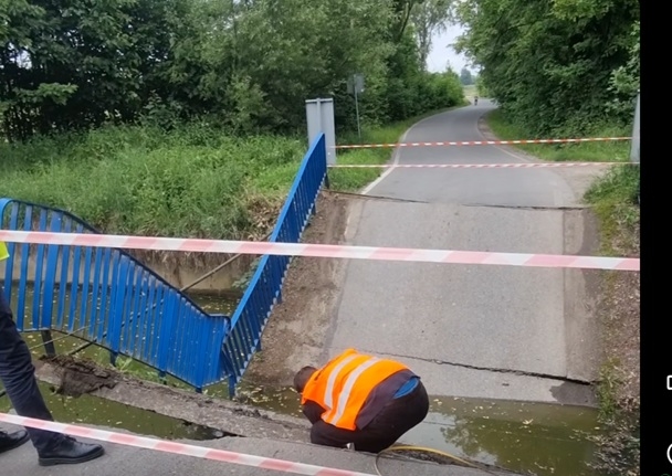 Dębowiec: Zawalony most został zabezpieczony, powstała komisja