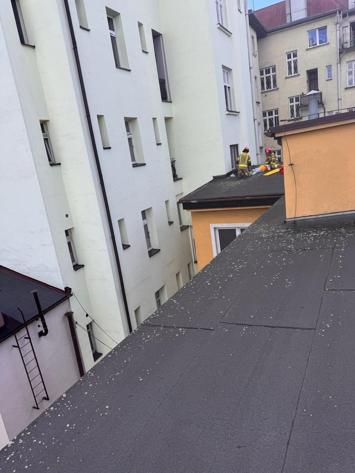 Cieszyn: Mężczyzna spadł z wysokości. Na miejscu interweniowały służby | WIDEO