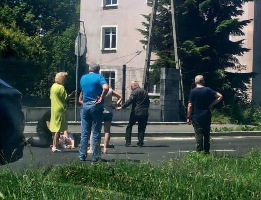 Potrącenie pieszego na Partyzantów. Młody mężczyzna z poważnymi obrażeniami trafił do szpitala