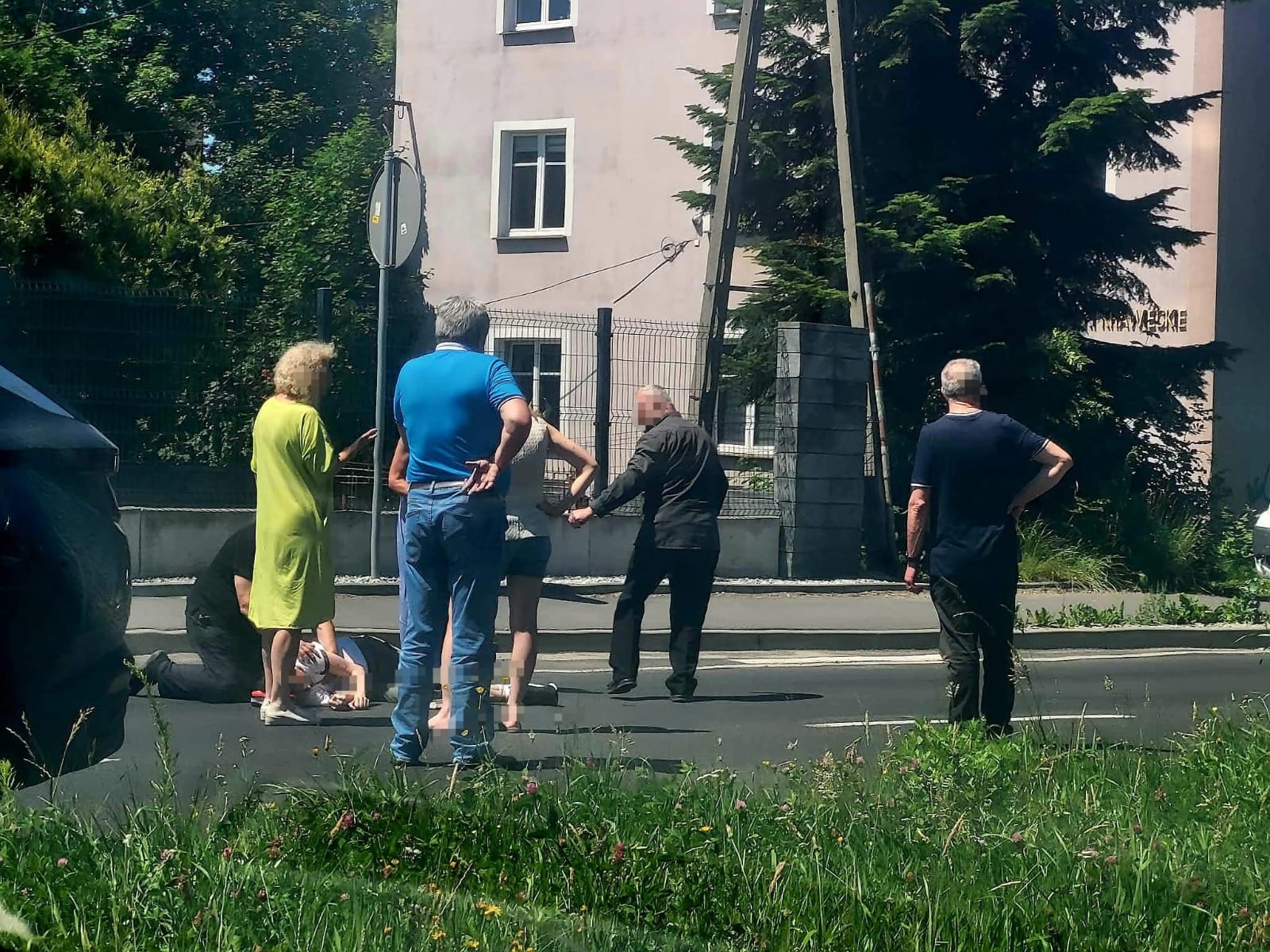 Potrącenie pieszego na Partyzantów. Młody mężczyzna z poważnymi obrażeniami trafił do szpitala
