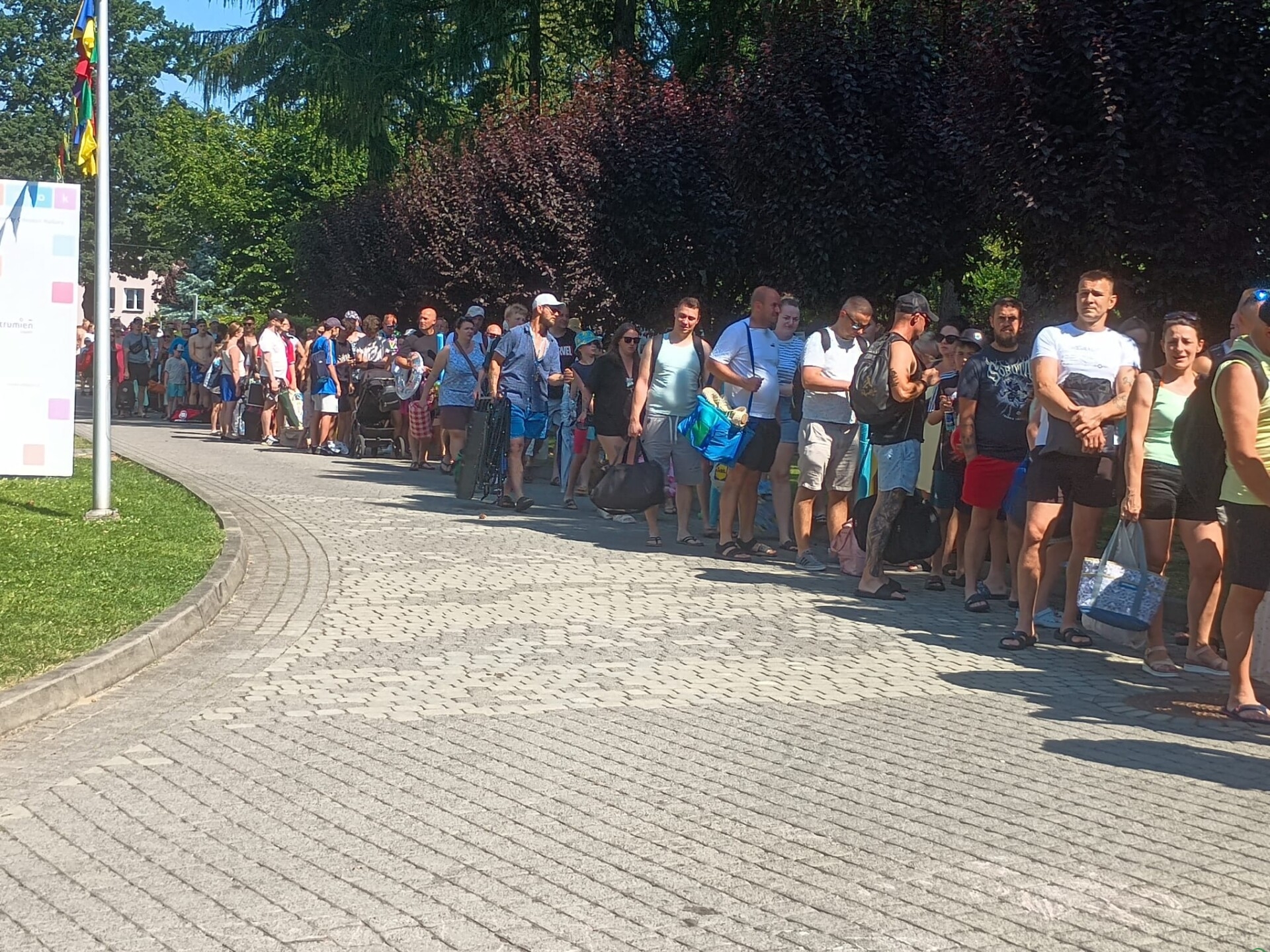 Żar leje się z nieba. Rekordowe upały dotarły na Śląsk Cieszyński, baseny przeżywają prawdziwe oblężenie