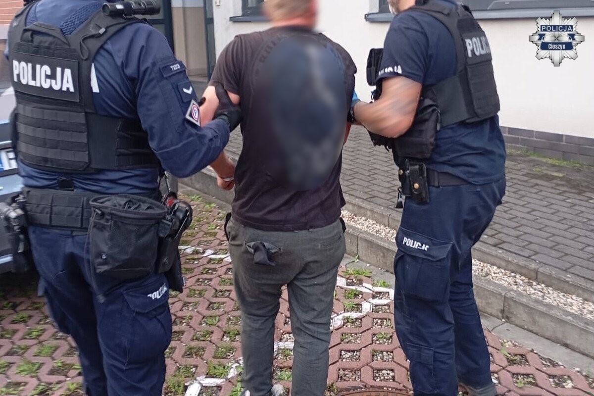 Strzelał z wiatrówki, zaatakował policjanta z młotkiem – szczegóły niedzielnych drastycznych scen w Brennej
