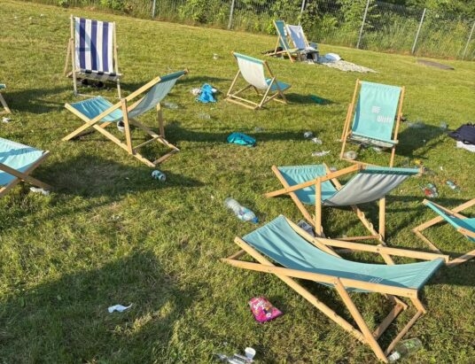 Promocja, tłumy i… góry śmieci. Smutny finał dnia na basenach w Wiśle