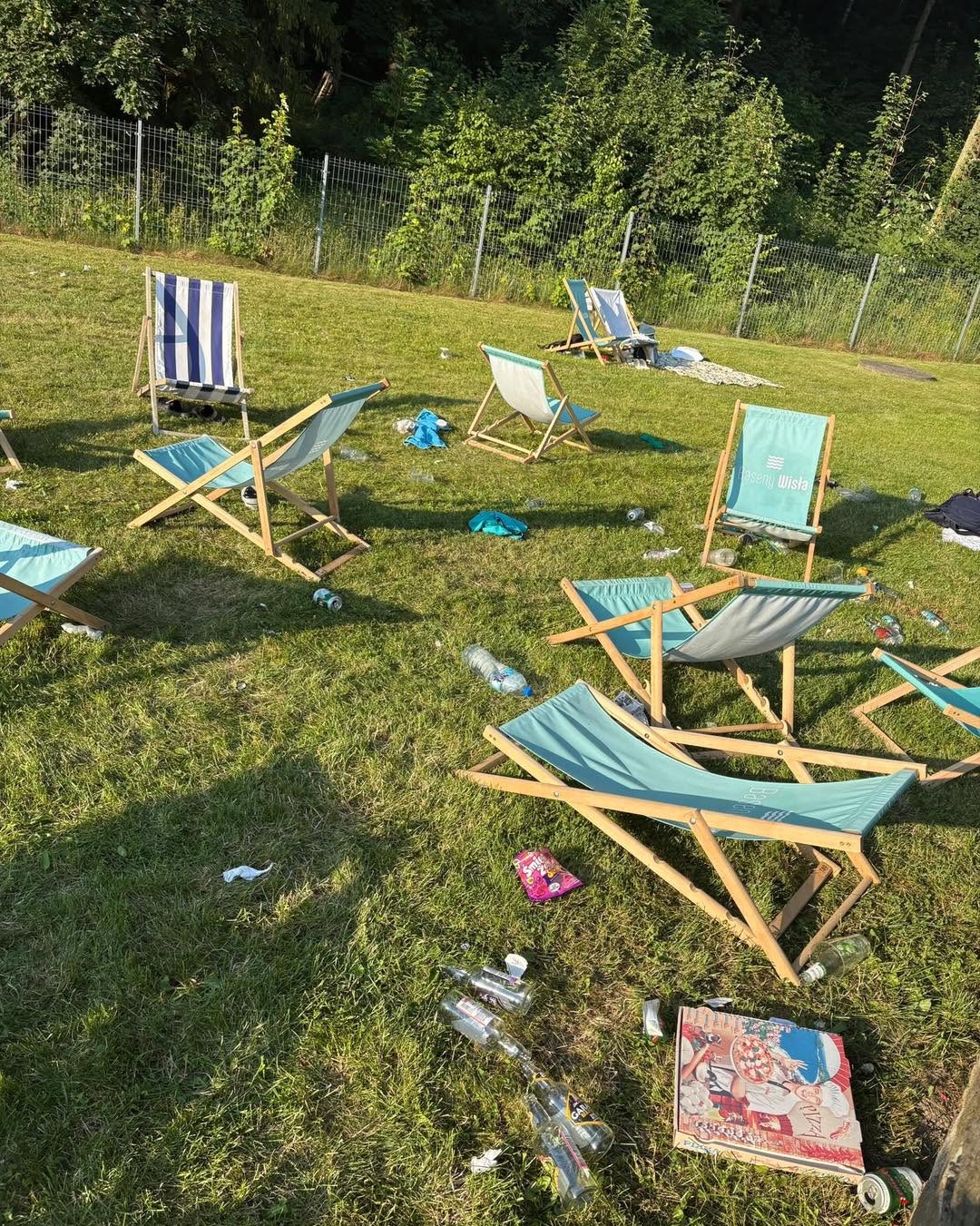 Promocja, tłumy i… góry śmieci. Smutny finał dnia na basenach w Wiśle