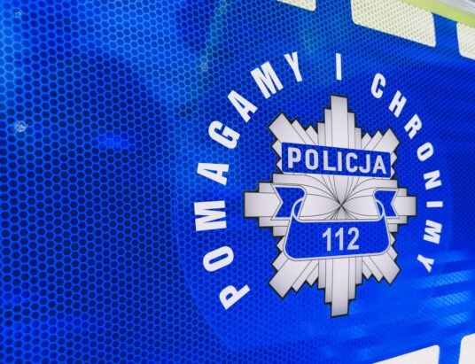 Siedział na parapecie na dziesiątym piętrze. Policjant odwiódł go od skoku