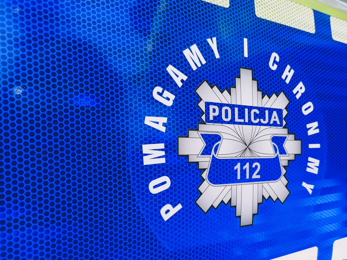 Siedział na parapecie na dziesiątym piętrze. Policjant odwiódł go od skoku
