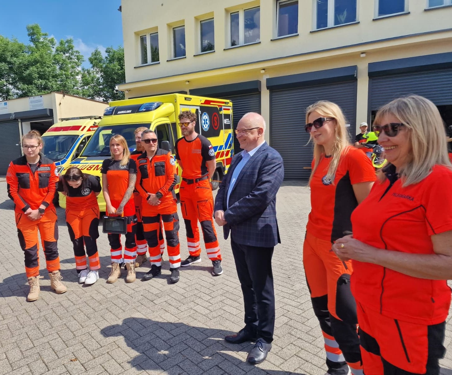 „Musimy chronić osoby niosące pomoc”. Kamizelki kuloodporne dla bielskiego pogotowia