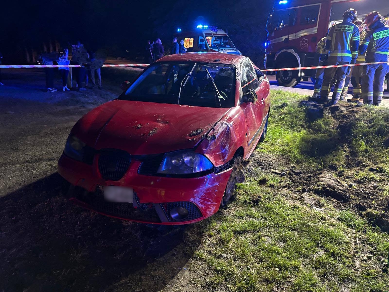 Dachował i uderzył w przystanek