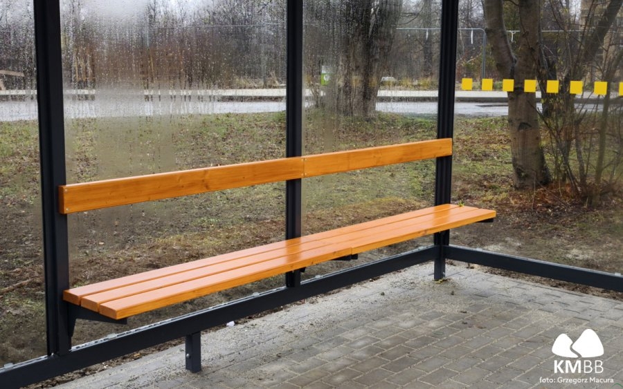 Zdali egzamin z odpowiedzialności. Młodzi ludzie pomogli mężczyźnie na przystanku