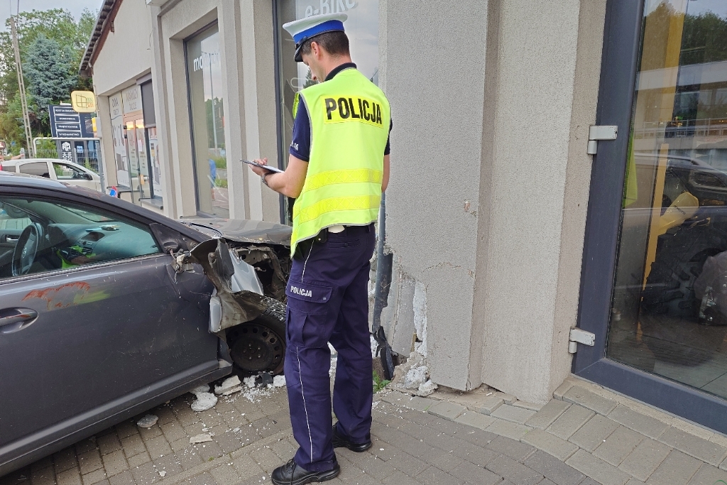 Z ostatniej chwili: Nietrzeźwy skosił słupki, znaki drogowe i uderzył w sklep – foto