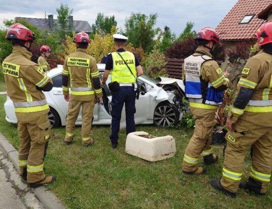 Z ostatniej chwili! Samochód uderzył w ogrodzenie. Uszkodzone przyłącze gazu