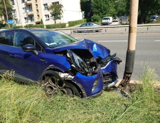 Z ostatniej chwili! Zderzenie dwóch aut. Jeden z pojazdów uderzył w latarnię