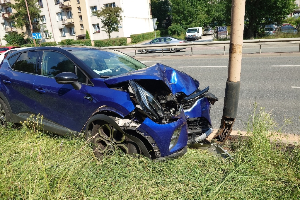 Z ostatniej chwili: Zderzenie dwóch aut. Jeden z pojazdów uderzył w słup – foto